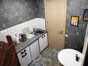 una piccola cucina con lavandino e bancone di Lucky Apartment a Tbilisi City
