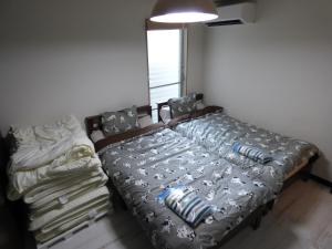 Pokój z 2 łóżkami i oknem w obiekcie カメリア府中202号室 w mieście Fuchū