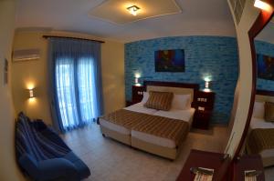 Un pat sau paturi într-o cameră la Glikadi Hotel