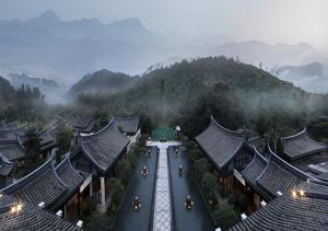安溪县Elite Spring Villas的以群山为背景的建筑物的鸟瞰图