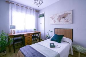 マラガにあるNuevo apartamento en Calle Salitre, Málaga Centroのベッドルーム1室(ベッド1台、デスク、デスク付)
