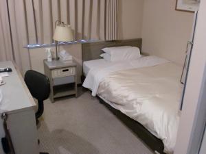 Postel nebo postele na pokoji v ubytování Tsuyama Central Hotel Annex