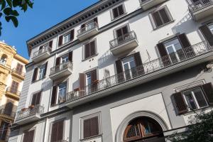 - un bâtiment avec des balcons sur le côté dans l'établissement My Lodge Italy Centro Storico, à Naples