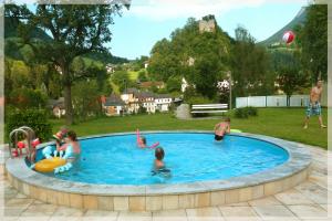 een groep mensen die in een zwembad spelen bij Gasthof BLASL Margaretha in Losenstein