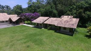 サンタ・ブランカにあるEspaço Smidtの庭付きの家屋の空中風景