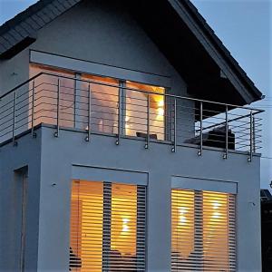 einen Balkon auf dem Dach eines Hauses mit Fenstern in der Unterkunft Ferienhaus May in Utzenhain