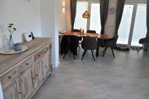 Un comedor con mesa y sillas de madera. en Ferienhaus May, en Utzenhain 5 fotos más