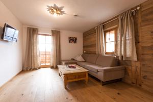 a living room with a couch and a table at Ferienwohnung Hausegg in Haiming