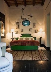 1 dormitorio con 1 cama verde y 1 sofá en Hotel Garzón, en Garzón