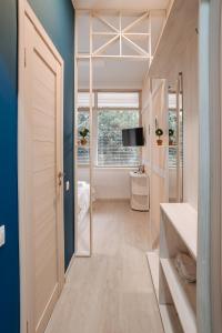 um corredor com uma casa de banho com uma cama e uma janela em Hostel DeArt em Sochi