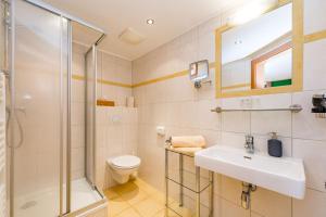 Koupelna v ubytování Das kleine Bio Hotel Tiefenbach