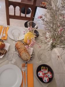 Casa Sastre في Espúy: طاولة عليها أطباق من الطعام والزهور