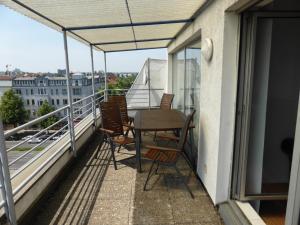 a balcony with a table and chairs and a view at Apartments Schöneberg in Berlin