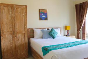 Postel nebo postele na pokoji v ubytování CR Tris Rooms Seminyak