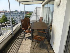 einen Tisch und Stühle auf einem Balkon mit Aussicht in der Unterkunft Apartments Schöneberg in Berlin