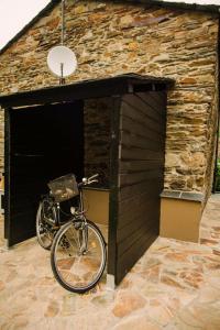 una bicicleta está estacionada en un garaje en Casa Calma Rural, en Taramundi
