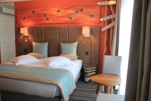 Postel nebo postele na pokoji v ubytování Hotel La Roseraie