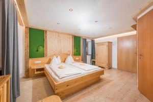 Postel nebo postele na pokoji v ubytování Das kleine Bio Hotel Tiefenbach