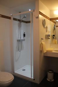 Koupelna v ubytování Hotel La Roseraie