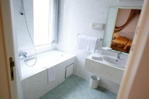 Koupelna v ubytování Hotel La Roseraie