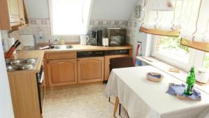 una pequeña cocina con mesa y fregadero en Haus Müller, en Heide