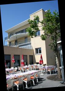 Ein Restaurant oder anderes Speiselokal in der Unterkunft Hotel Cafe Lorenz 