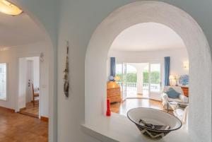 an archway in a kitchen with a bowl on a counter at Villa Caprice in S'Algar