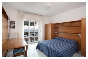 ディアーノ・マリーナにあるCasavacanze Internazionaleのベッドと机と窓のある寝室 +118枚の写真