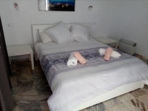 a bed with two towels and two pillows on it at Casa Sevilla in Valencina de la Concepción