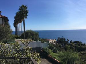 Cette maison offre une vue sur l'océan. dans l'établissement Casa Nausica, à Aci Trezza