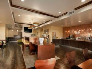 Ο χώρος του lounge ή του μπαρ στο Super 8 by Wyndham Dilley TX