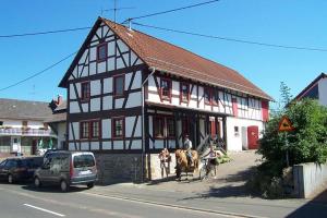 uma carruagem puxada por cavalos em frente a um edifício em Hestavin Bed & Breakfast em Grünberg