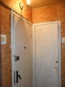 キーウにあるObolon Houseのレンガ造りの壁の白いドア