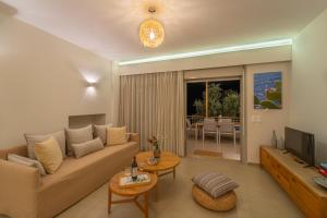 TV a/nebo společenská místnost v ubytování Abelia Luxurious Villas
