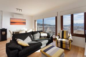 Χώρος καθιστικού στο Penthouse Frontline Apartment Next to Beach +5 φωτογραφίες