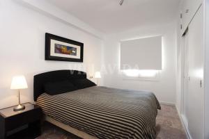 Ένα ή περισσότερα κρεβάτια σε δωμάτιο στο Penthouse Frontline Apartment Next to Beach