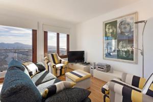 Μια τηλεόραση ή/και κέντρο ψυχαγωγίας στο Penthouse Frontline Apartment Next to Beach