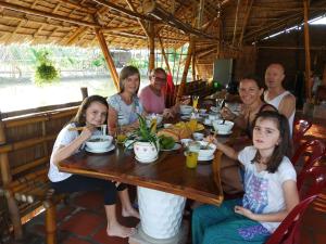 En familj som bor på Maison en Bambou Phong-Le Vent