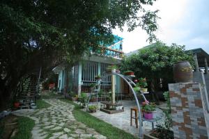 a house with a garden with a water slide at Ngoc's Garden House in Phong Nha