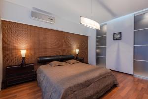 sypialnia z dużym łóżkiem i 2 lampami w obiekcie Zhilyanskaya 30а apartments w Kijowie
