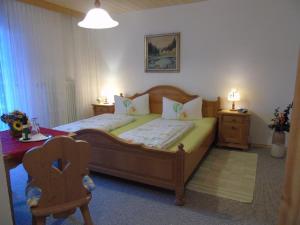 Säng eller sängar i ett rum på Pension Haus Waldesruh