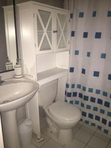 伊基克的住宿－Amunátegui 2090 Iquique，浴室配有白色卫生间和盥洗盆。
