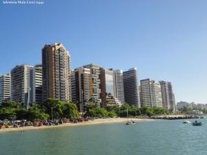 una ciudad con edificios altos y una playa con barcos en el agua en Vip Iracema Flat, en Fortaleza