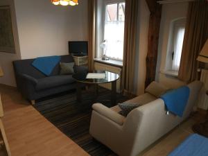 ein Wohnzimmer mit einem Sofa und einem Tisch in der Unterkunft Schaalseeblick in Zarrentin