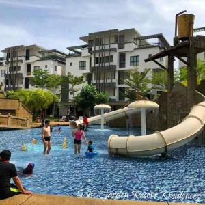 Swimmingpoolen hos eller tæt på KR Swiss Garden Resort Residences Kuantan