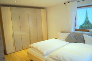 Ein Bett oder Betten in einem Zimmer der Unterkunft Gästehaus Greiter - Sommer Bergbahnen inklusive
