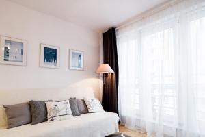 ワルシャワにあるArkadia Chillout Apartmentのリビングルーム(白いソファ、大きな窓付)