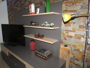Camera con scrivania, TV e lampada di Ferienhaus Tschenett a Imst