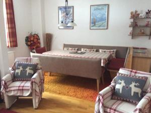 salon z dużym łóżkiem i 2 krzesłami w obiekcie Kitz Residenz Top 6 w Kaprunie +37 zdjęć
