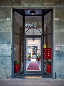 un ingresso di un edificio con una porta a vetri di La Casa Sotto I Tigli a Lecco